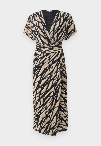 Vestido envolvente en beige con un patrón abstracto negro, mangas cortas, escote en forma de V y un detalle de lazo lateral, fabricado en tela ligera.