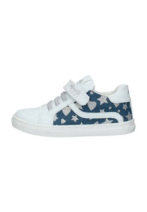 Sneaker bianca e blu con tomaia in tessuto caratterizzata da stelle e cuori argentati, fascia in velcro e suola in gomma testurizzata.