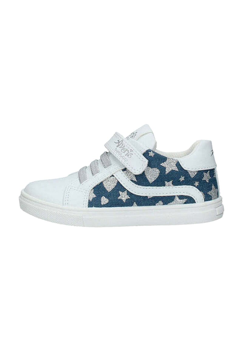 Sneaker bianca e blu con tomaia in tessuto caratterizzata da stelle e cuori argentati, fascia in velcro e suola in gomma testurizzata.