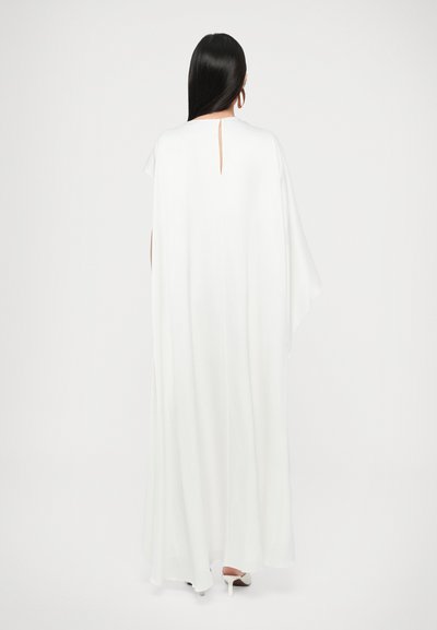 Dugi bijeli kaftan s otvorenim detaljem u obliku ključanice na leđima i kratkim rukavima, izrađen od laganog tkanina, dužine do članaka.