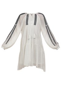 Biała sukienka tunikowa z długimi rękawami, z czarnymi haftami na ramionach, z zapięciem na guziki oraz dwoma dekoracyjnymi frędzlami przy dekolcie.