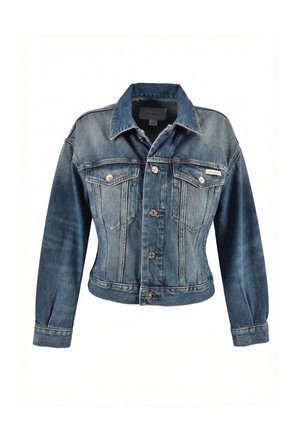 Veste en denim avec fermeture à boutons, deux poches poitrine à rabat avec boutons, manches longues, et étiquette Calvin Klein sur la poche supérieure gauche.
