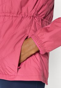 Nike Performance SWIFT FILL - Juoksutakki - sweet beet/reflective silver-coloured