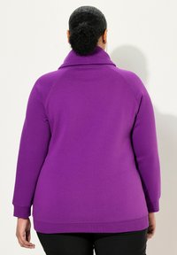 Ulla Popken MIT STEHKRAGEN RAGLANFORM LANGE ÄRMEL  - Felpa - classic dark purple