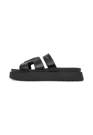 Sandal cu talpă groasă din piele neagră, cu două barete late și un design cu decupaje. Include un detaliu mic din metal ca accent.