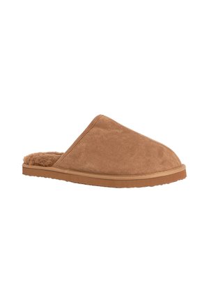 Bruine instap pantoffel met een zachte suède-achtige buitenkant en een pluche voering, platte zool ontworpen voor binnencomfort en warmte.