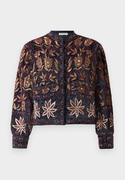 Ραμμένο μπουφάν bomber σε ναυτικό χρώμα με πολύπλοκα floral σχέδια σε χρυσό, μπορντό και ασημί. Διαθέτει στρογγυλή λαιμόκοψη και εφαρμοστά μανίκια.