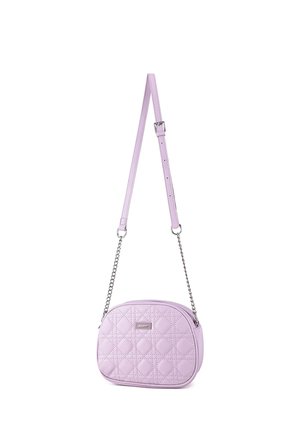 Fioletowa pikowana torebka na ramię z regulowanym skórzanym paskiem i srebrnymi łańcuszkami, z logo "JENNY" na metalowej plakietce z przodu.
