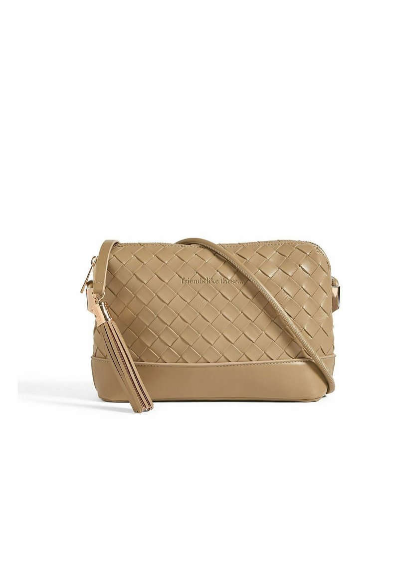 Borsa a tracolla in pelle intrecciata beige con fondo liscio, dettaglio in nappina e testo embossato. Chiusura con zip e tracolla regolabile.