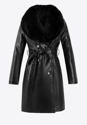 Manteau en simili cuir noir avec un large col en fourrure, des boutons croisés, une ceinture à nouer et des manches longues. Texture lisse et design ajusté.