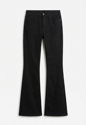 Schwarze High-Waist-Flare-Jeans mit vorderer Knopfleiste und Reißverschluss, Gürtelschlaufen und Fünf-Taschen-Design auf weißem Hintergrund.