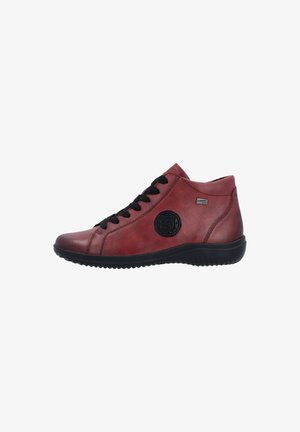 Baskets montantes en cuir rouge avec lacets noirs, semelle en caoutchouc, détail de logo circulaire, et accents noirs contrastants.