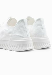 Ombre OM-FOKS - Scarpe senza lacci - white