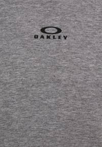 Oakley BARK NEW - T-shirt desportiva - athletic heather grey