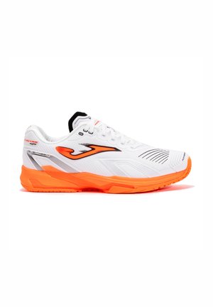 Weißer Sportschuh mit knallorangener Sohle und Logo, Mesh-Obermaterial, schwarzen Details und Schnürdesign, im Seitenprofil dargestellt.