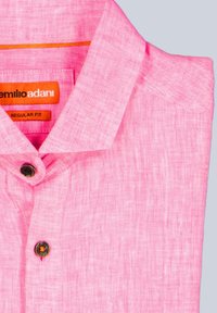 Rosa Leinenhemd mit regulärer Passform, ausgestattet mit einem Button-Down-Kragen, einem einzelnen Knopf am Hals und einem strukturierten Stoff.