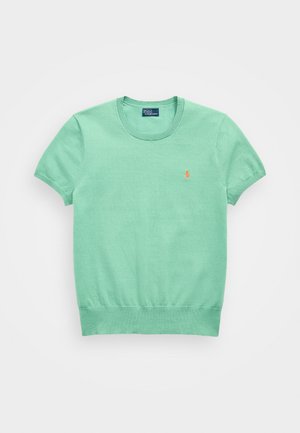 Maglietta a maniche corte in verde chiaro con un colletto a girocollo a coste e una vita aderente; presenta un piccolo logo arancione sul petto.