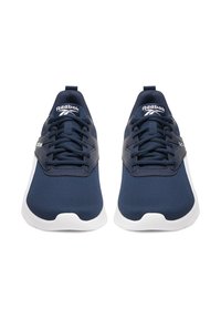 Tamsiai mėlyni sportiniai bateliai su tinklinio audinio viršumi ir baltais guminiu padais. Turi raištelius ir „Reebok“ logotipą abiejose pusėse.