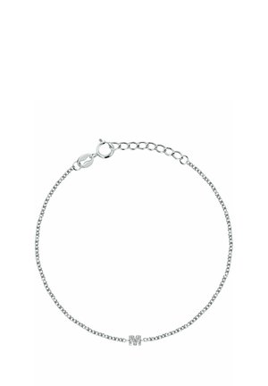 Silbernes Gliederarmband mit verstellbaren Gliedern und einem kleinen Anhänger in Form des Buchstabens "M", der in der Mitte mit Strasssteinen besetzt ist.