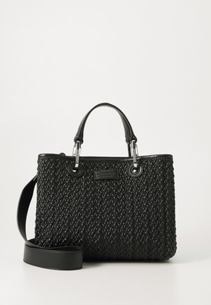 Bolso de mano tejido negro con una superficie texturizada, asas superiores dobles, una correa de hombro desmontable y acentos de hardware plateado.