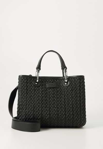 Schwarze gewebte Handtasche mit texturierten Oberflächen, zwei oberen Tragegriffen, einem abnehmbaren Schultergurt und silbernen Hardware-Akzenten.