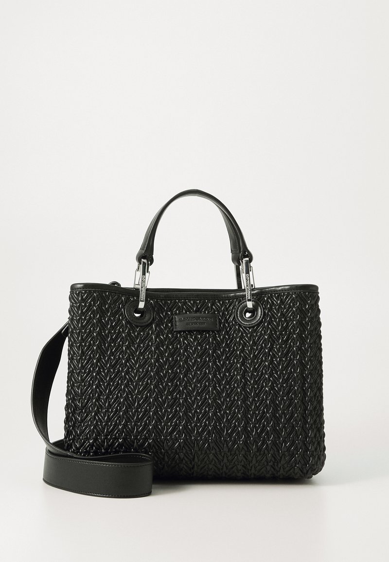 Bolso de mano tejido negro con una superficie texturizada, asas superiores dobles, una correa de hombro desmontable y acentos de hardware plateado.