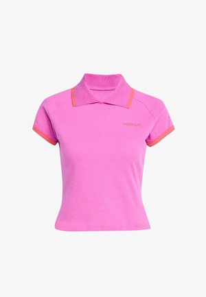 Camisa polo ajustada de color rosa en mezcla de algodón con cuello y ribetes en las mangas en color naranja. Presenta un logo bordado en el lado izquierdo del pecho. Textura suave.