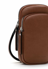 Borsa a tracolla in pelle marrone con superficie texturizzata, doppio scomparto zip, hardware in argento e tracolla nera regolabile.