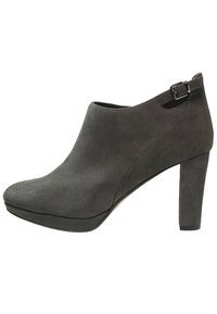 Grå mockaankelstövel med rundad tå, hög klossklack och rem med metallspänne på sidan. Slät textur över hela skon.