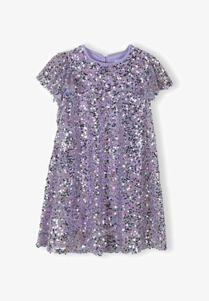 Lila jurkje met korte mouwen, bedekt met zilveren pailletten, een ronde halslijn en gelaagde meshstof.