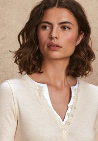 Next DOUBLE COLLAR HENLEY  - Tops ar garām piedurknēm - neutral ecru