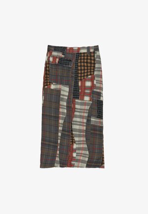 Gonna patchwork con vari motivi a quadri in grigio, marrone, rosso e bianco. Include tasche e bordi sfrangiati per un effetto di texture.