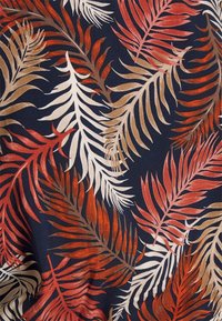 Bomullstyg med en marin bakgrund och stora, flerfärgade bladmönster i rött, rosa, beige och kräm. Slät textur.