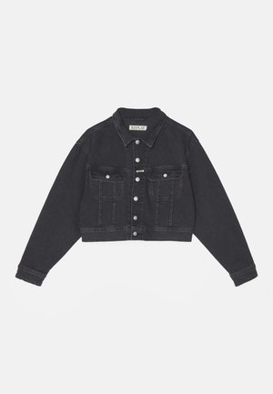 Zwarte cropped denimjack met twee borstzakken, knoopsluiting en lange mouwen. Heeft contrasterende stiksels en een klassieke kraag.