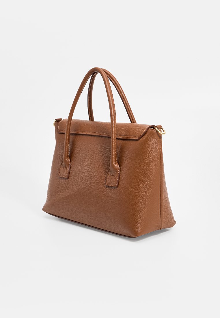 Braune, strukturierte Ledertasche mit einer klaren Silhouette, doppelten oberen Tragegriffen und einem Klappenverschluss. Sichtbare goldfarbene Hardwareakzente.