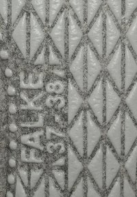 Tessuto a maglia grigio con motivo a diamante, con accenti testurizzati in rilievo e il nome del marchio "FALKE" impresso lungo un bordo.