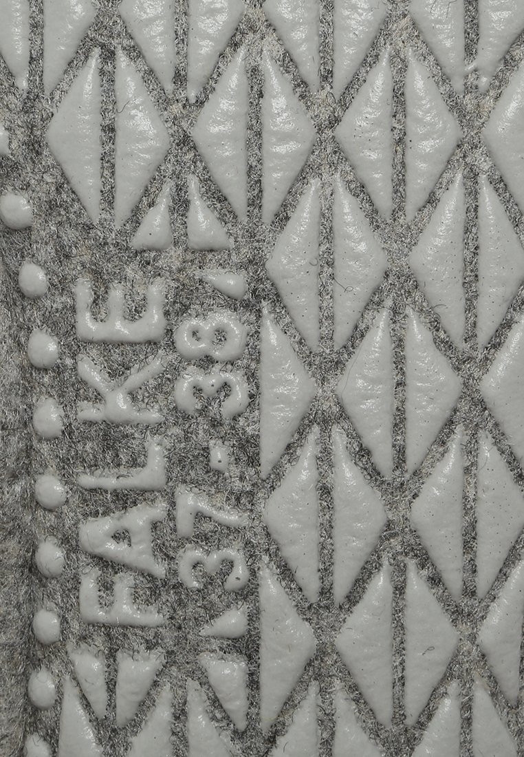Grau gestrickter Stoff mit einem Diamantmuster, erhobenen texturierten Akzenten und dem eingeprägten Markennamen "FALKE" entlang einer Kante.