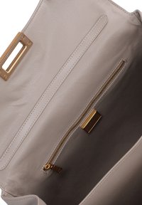 Interno di una borsa a tracolla in pelle grigio chiaro con una tasca con zip dorata e un'etichetta di branding. Presenta una texture liscia e cuciture rinforzate.