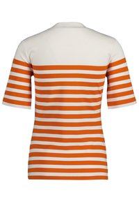 Camisa de manga corta con rayas horizontales en naranja y blanco, hecha de una tela suave con un escote redondeado y una textura suave.