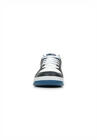 Sneaker in bianco e nero con suola blu, caratterizzati da un upper in pelle liscia, chiusura con lacci e dettaglio di fori sulla punta per la traspirabilità.