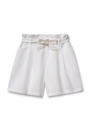 Weiße Baumwollshorts mit einem Gurtbund, seitlichen Taschen und lockerer Passform. Die glatte Textur und das maßgeschneiderte Design betonen den Komfort.