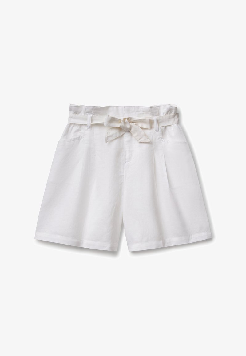 Shorts en coton blanc avec une taille ceinturée, dotés de poches latérales et d'une coupe loose. La texture lisse et le design ajusté mettent en avant le confort.