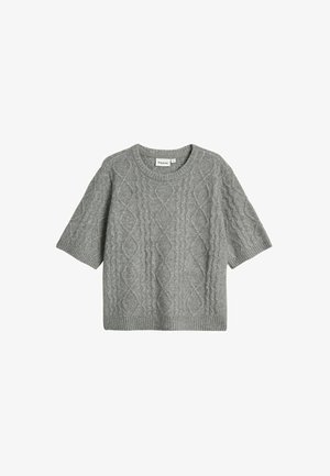 Grijze gebreide trui met een kabelpatroon, korte mouwen en een ronde halslijn. Gemaakt van zacht materiaal met een gestructureerde afwerking.