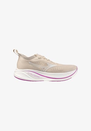 Baskets de sport beige clair avec tige en mesh, semelle blanche et violette amortie, languette de tirage au talon et logo de marque blanc sur le côté.