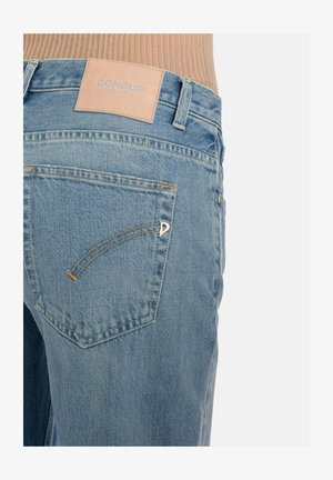 Jeans in denim azzurro chiaro con cuciture sulla tasca posteriore e una etichetta di marca in pelle color cuoio con la scritta "DondUP Made in Italy."
