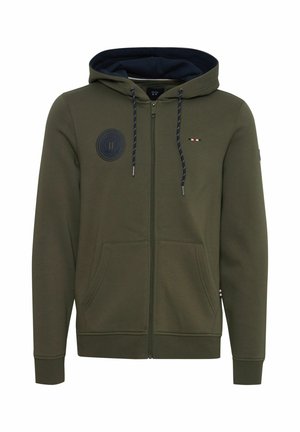 Sudadera con cremallera en verde oliva, con forro azul marino, bolsillos delanteros, logotipo bordado y acentos de rayas en contraste en el pecho. Tejido de textura suave.