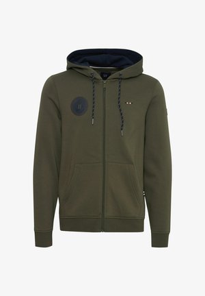 Olive roheline kapuutsiga sviiter, millel on mereväe sinine vooder, ees taskud, broderitud logo ja kontrastne triibuline aksent rinna peal. Pehme tekstuuriga kangas.