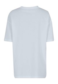 Bílá bavlněná tričko s volným střihem. Má krátké rukávy a kulatý výstřih. Jednoduchý design, bez grafických vzorů nebo dekorativních prvků.