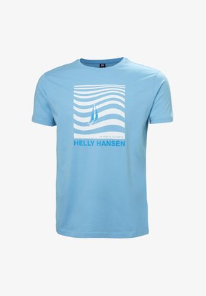 Lichtblauw katoenen t-shirt met een witte afbeelding van golven en een zeilboot. De tekst eronder zegt "HELly HANSEN" in vetgedrukte blauwe letters.