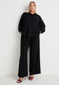 Vero Moda Curve VMCLIVA SUPER WIDE PANTS - Broek - black